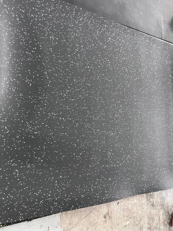 Различные образцы коммерческих резиновых напольных рулонов